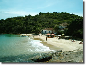 Chiringuitos y reposeras en la Playa Azeda - Bzios - Brasil